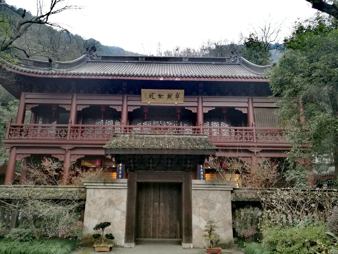 永福禅寺属于杭州灵隐寺景区的一部分,位于灵隐寺西侧,占地百余亩,是