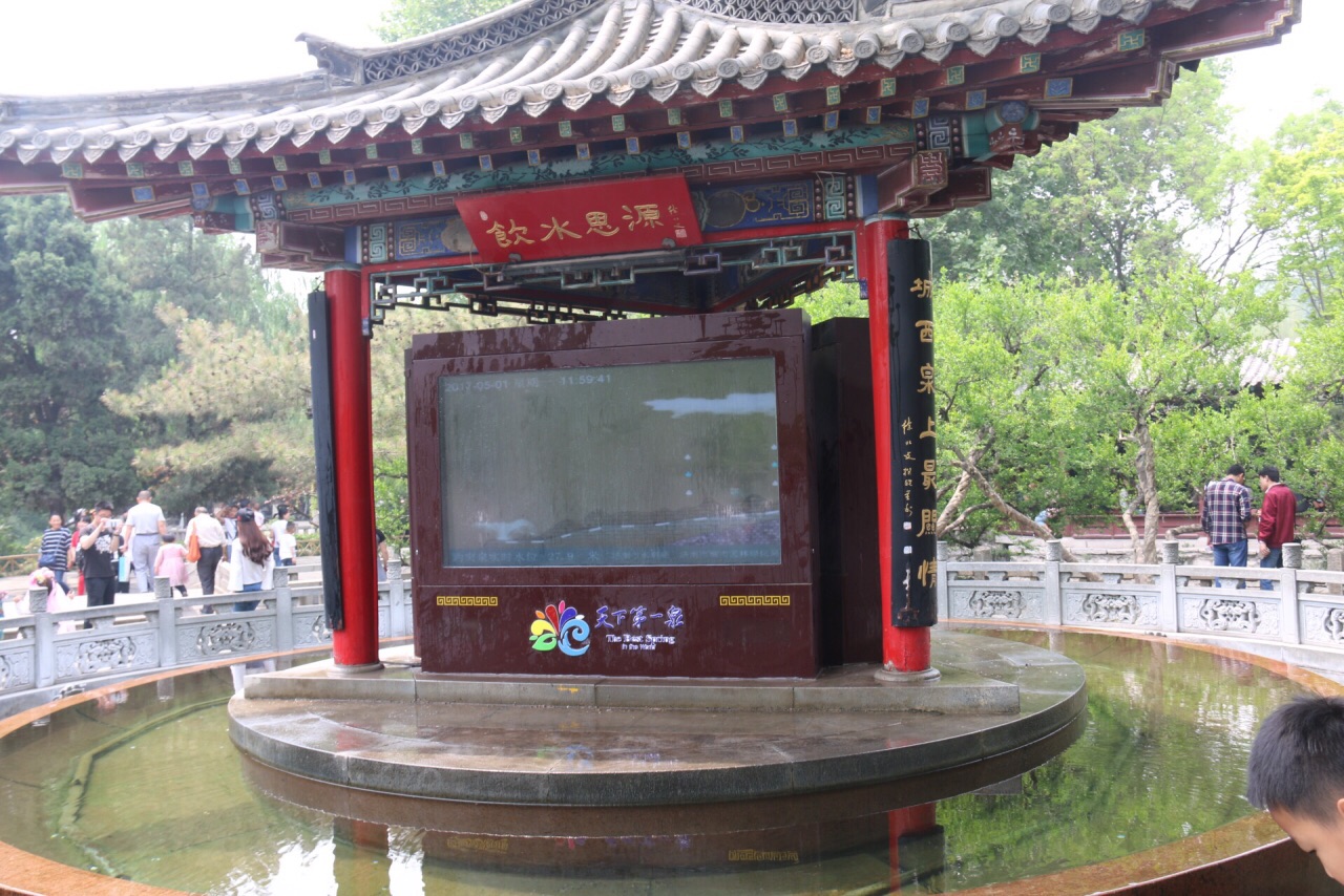 清明假期选择来到这里,人很多。这个季节来趵突泉,景色很美。趵突泉果然名不虚传,水很清澈。泉水碧蓝,泉眼不大,小小水珠汩汩流出,远处有石碑刻趵突泉三字,鲤鱼结对嬉戏。池边是凉亭和杨柳,不远处就有个大戏台,戏子台上绘声绘色演出,老人旅客台下驻足观赏。一个池子里养着海豹,小家伙很会和游客互动;李清照纪念堂也富有人文趣味。总的来说,与大明湖的辽阔相比,趵突泉以秀美为长