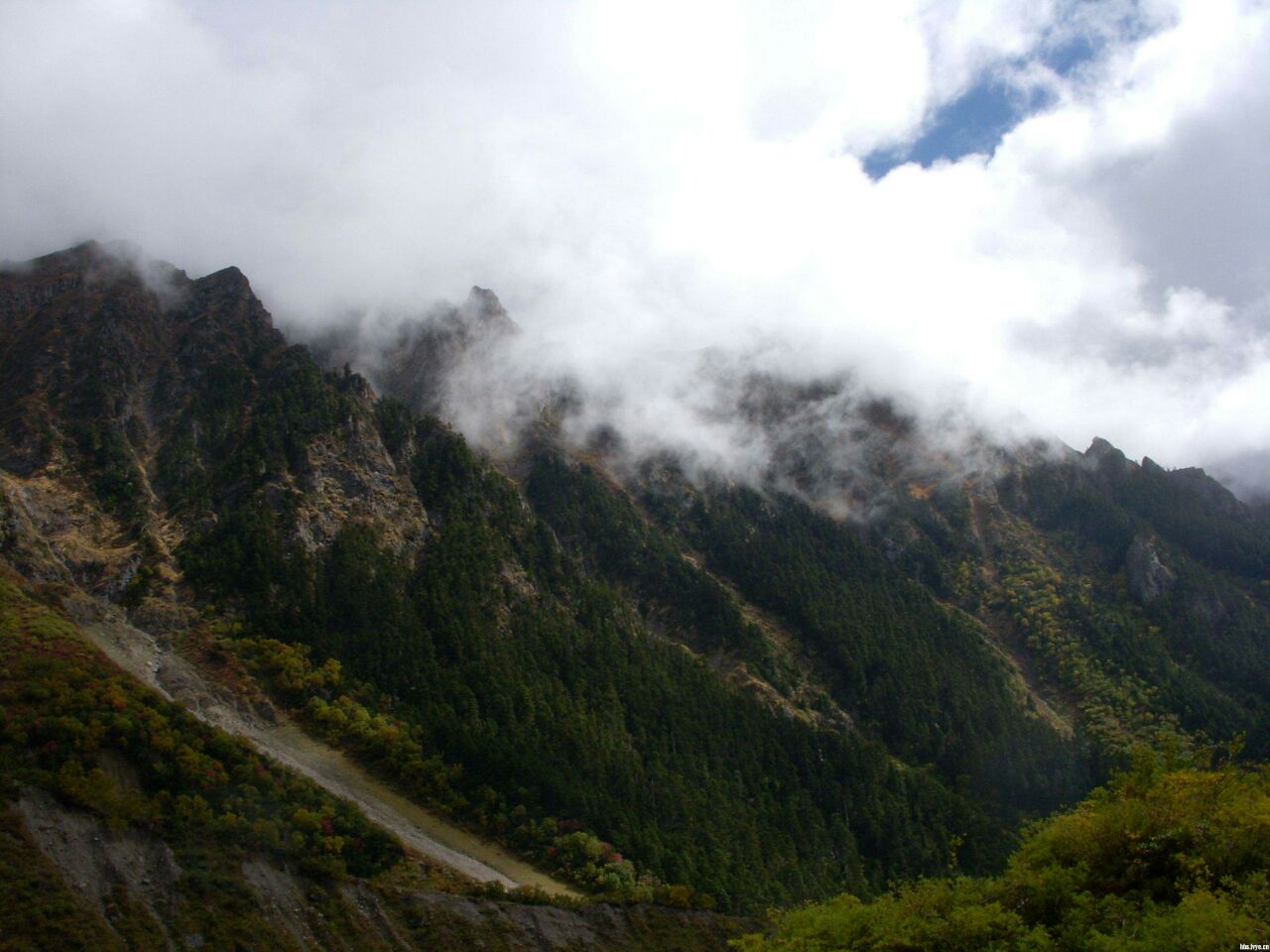 神雾山风景区,沿江西省九江市武宁县杨洲乡西南行进20余里,便可深入