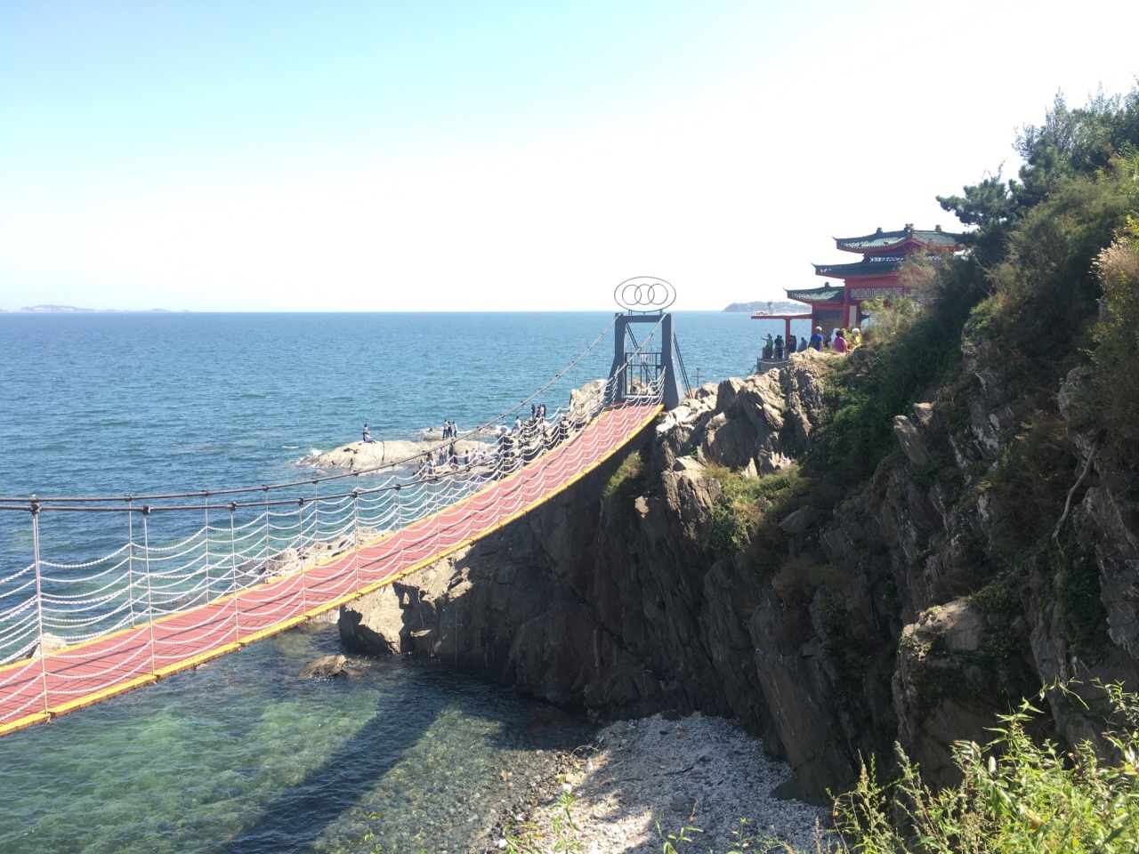 我住的酒店离烟台山风景区很近,就在海边.烟台建筑很有特点.