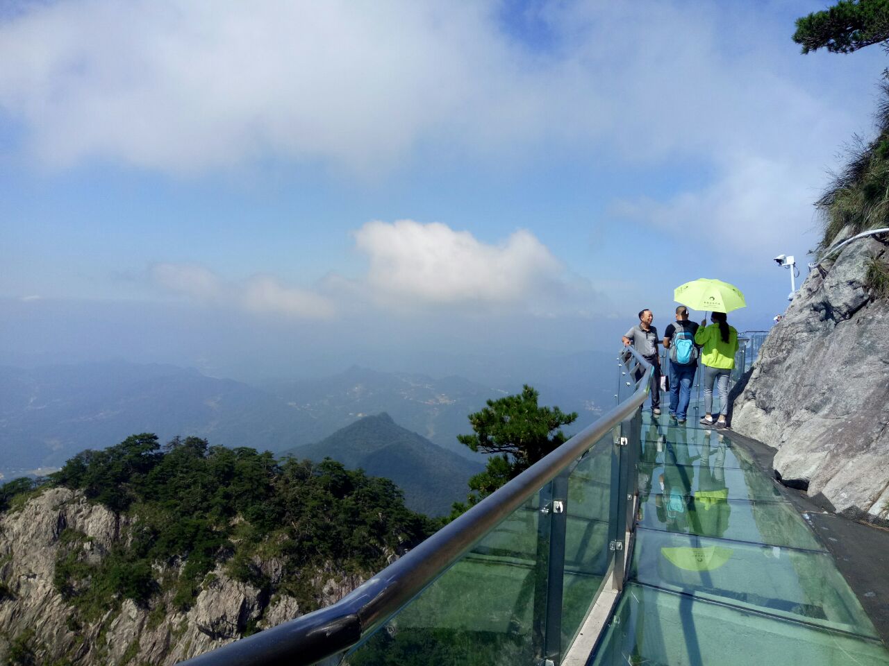 百度知道 [专业]答案:明堂山位于皖西南大别山腹地安徽省岳西县境内
