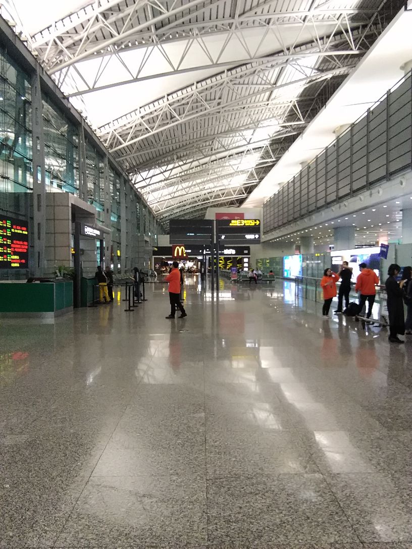 广州白云国际机场我的第一感觉就是太大了,机场上停满了飞机,基础