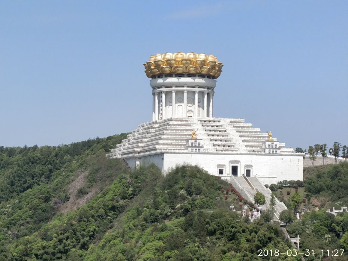 龙华寺与兜率天宫分别在相邻的两座山上.互相辉映蔚为壮观!