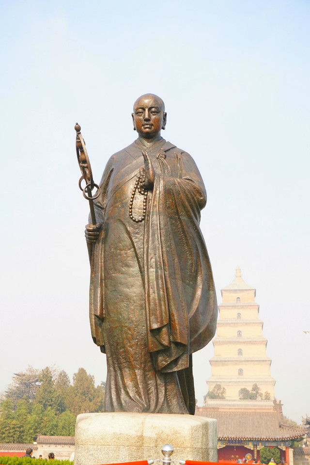 玄奘法师铜像位于大雁塔南广场上,是南广场的标志性建筑.