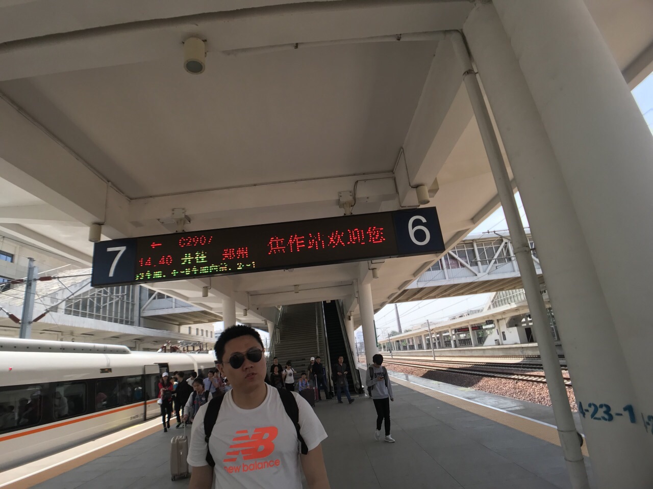 来到焦作啦,从郑州坐城际铁路到焦作站就半个小时,焦作站是普快和高铁