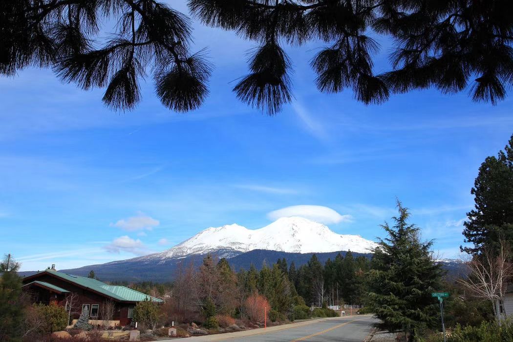 沙斯塔山