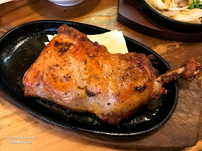 这家店铺的特色就是铁板烧鸡腿,来一个尝一下.