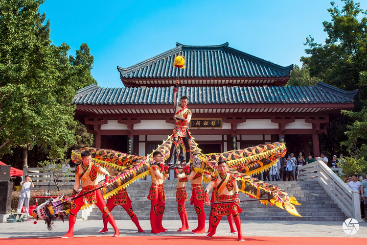 徐州地区特色的舞龙舞狮队,首先在彭祖祠前献上了精彩纷呈的表演.