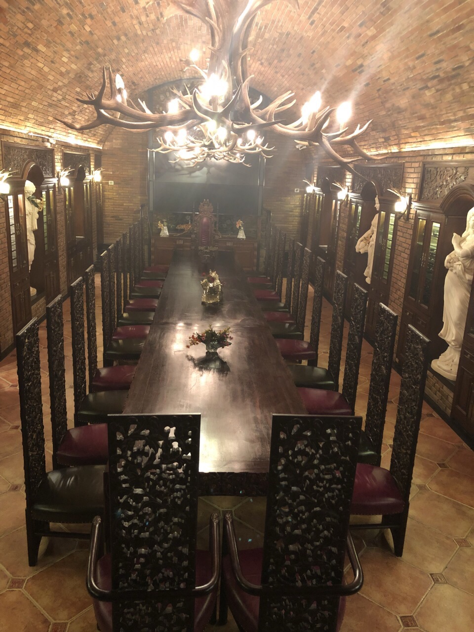 2022福禧酒窖(万柳店)美食餐厅,.二世坐过的椅子,一个房间.