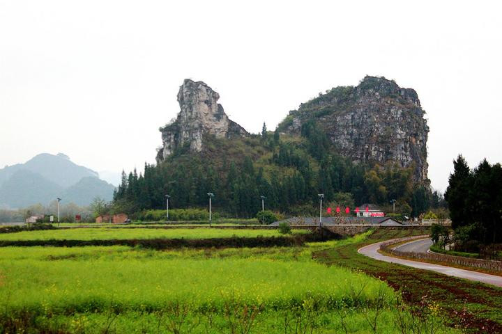 万峰林景区北大门小火车站,休息一会儿,走出景区从外面马路骑回将军桥
