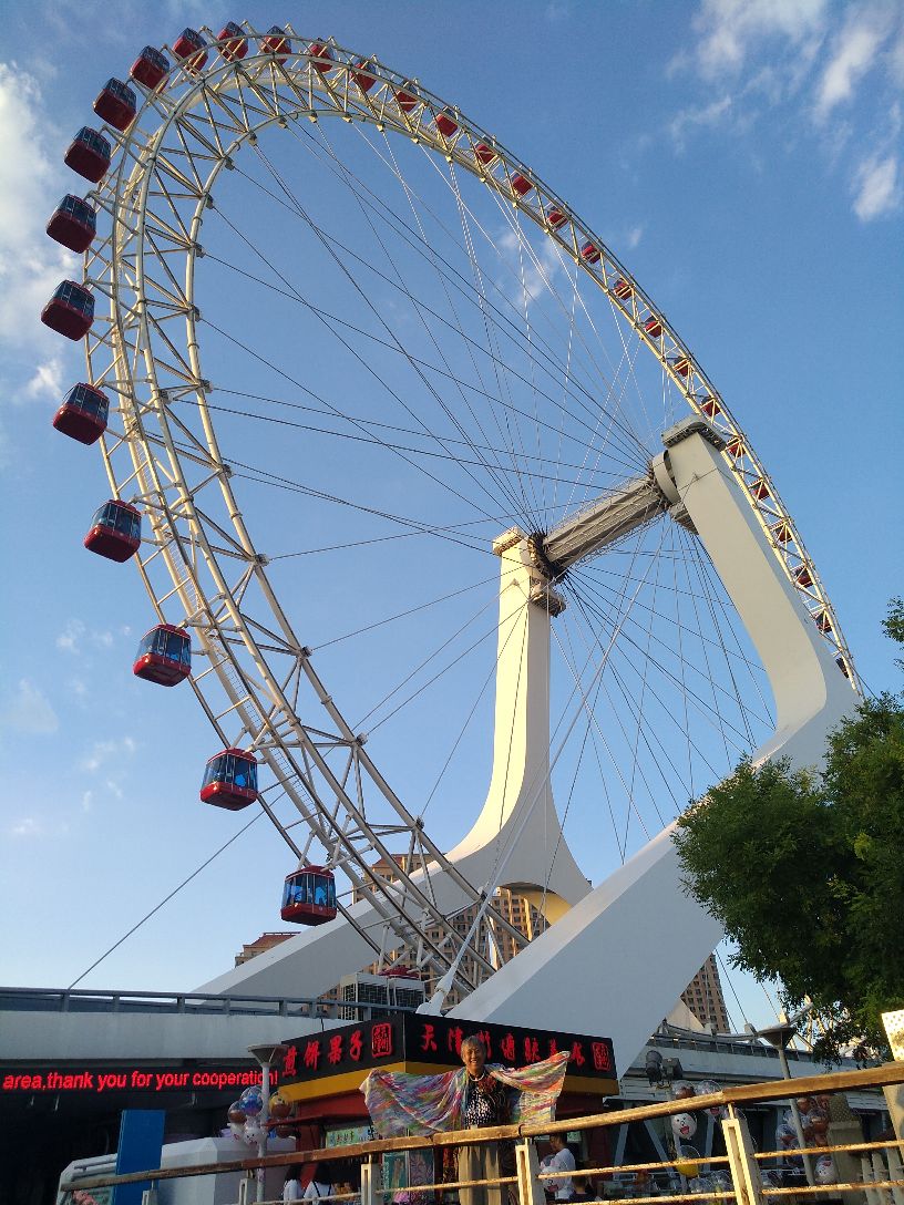 天津之眼是天津的地标性建筑,全称天津永乐桥摩天轮,坐落在天津海河