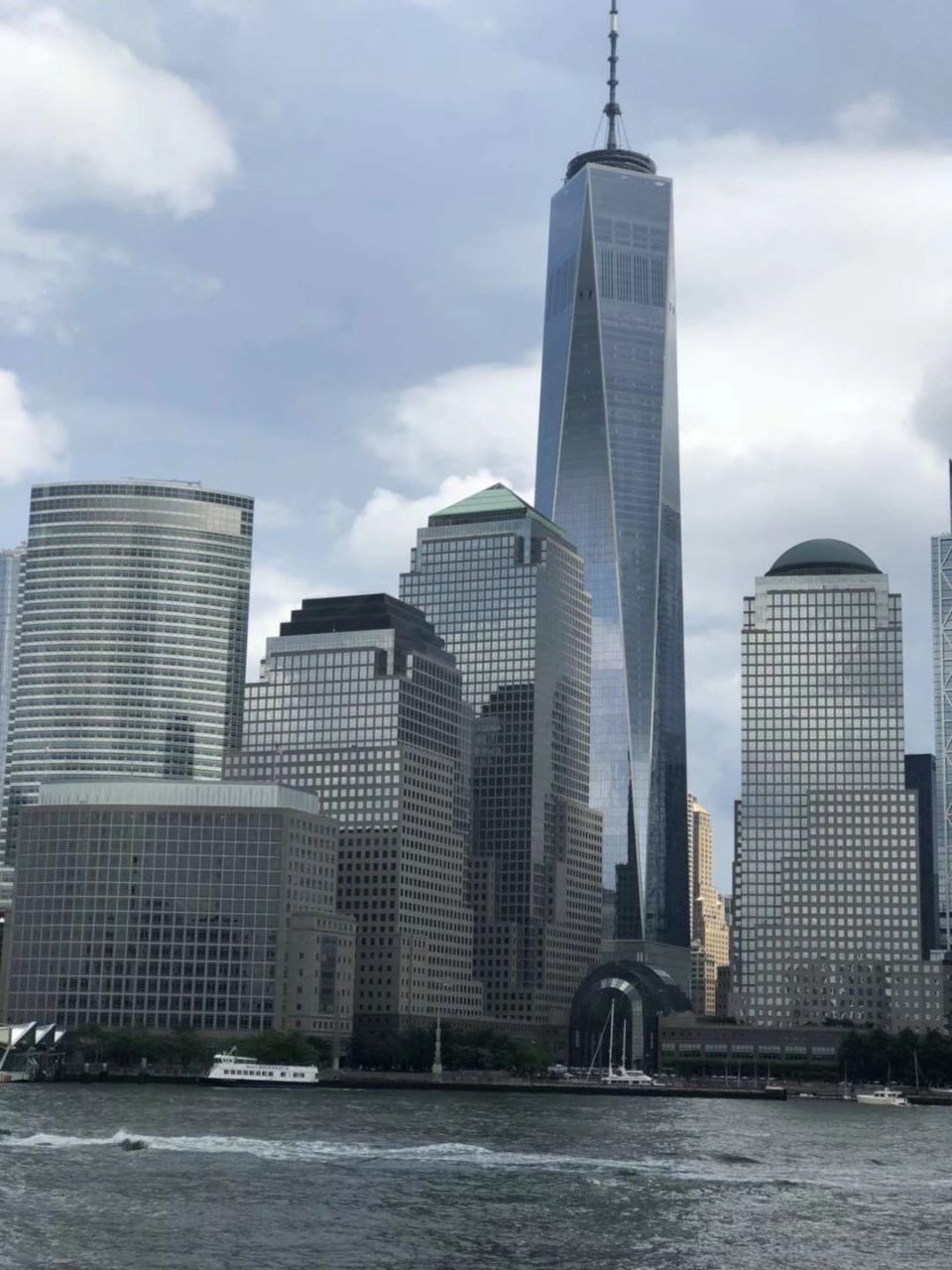 着游船参观的曼哈顿岛的世界金融中心,有点类似于陆家嘴,高楼大厦林立