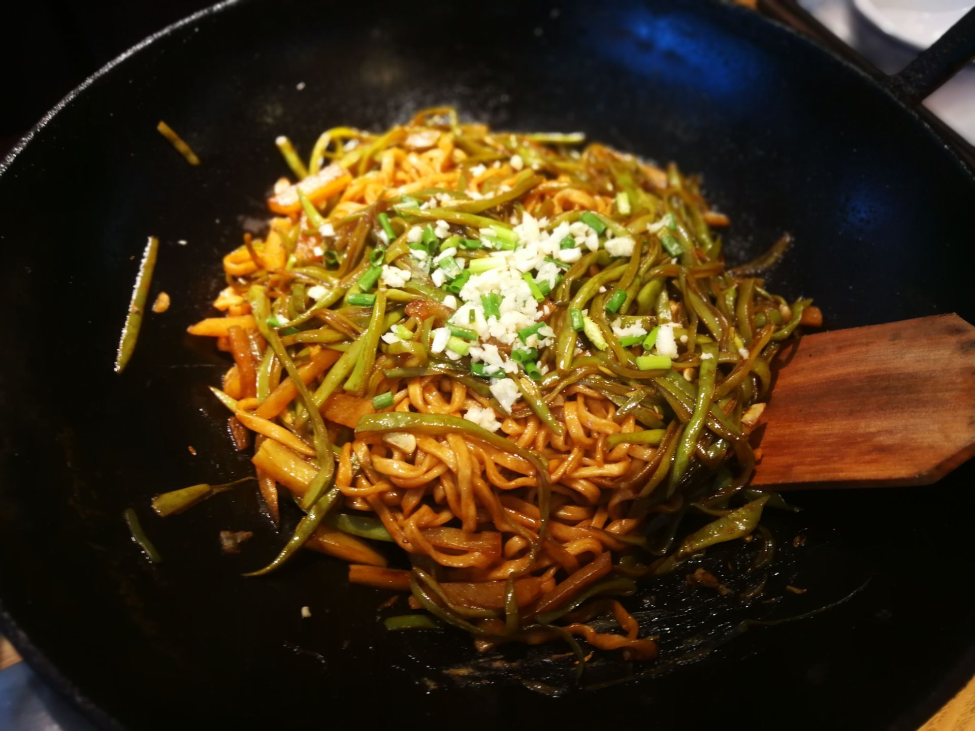 菜品方面至尊金牌焖面和扁豆焖面都是超级好吃鸭血旺味道比较平庸