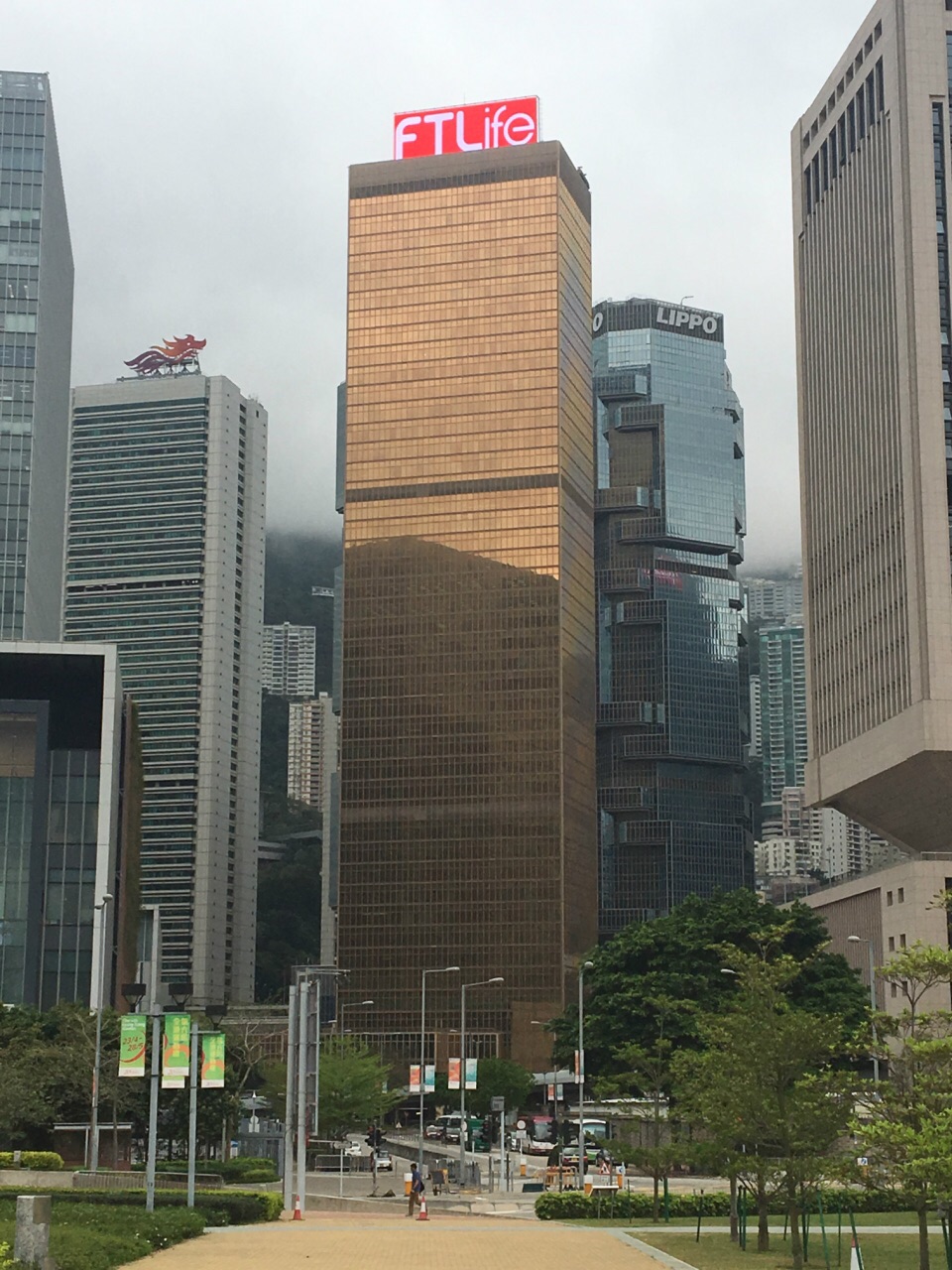 远东金融中心属香港信和集团旗下物业,如今著名的租户有中国光大集团