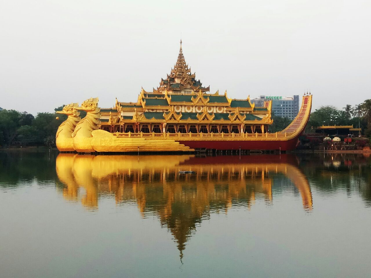 仰光水上宫殿餐厅