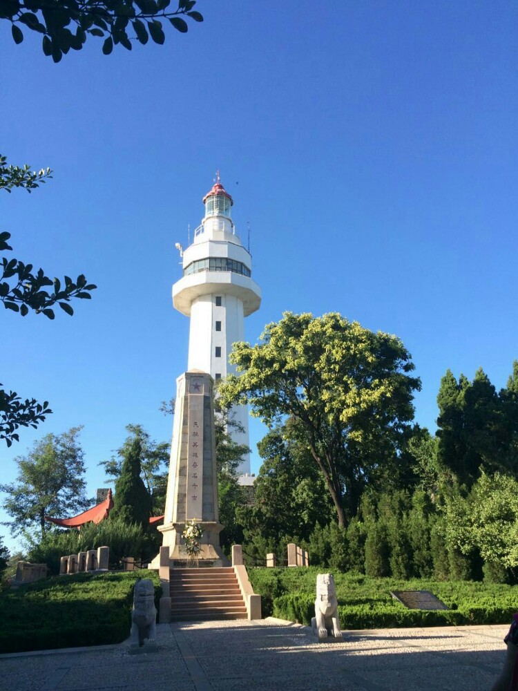 北面芝罘岛,西边码头火车站,南面老城区和南山塔山,东面东炮台.