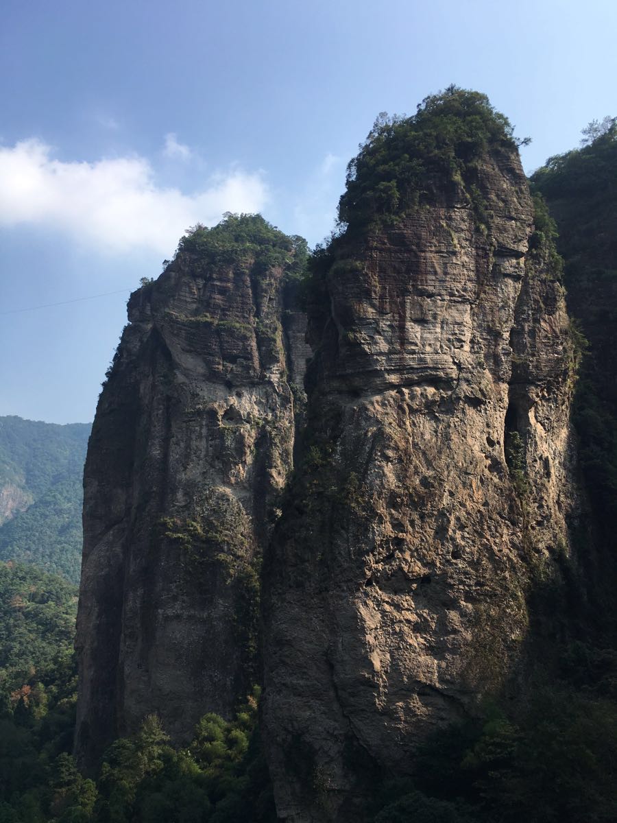 岩石上的栈道鬼斧神工,不得不佩服古人,秀丽风景