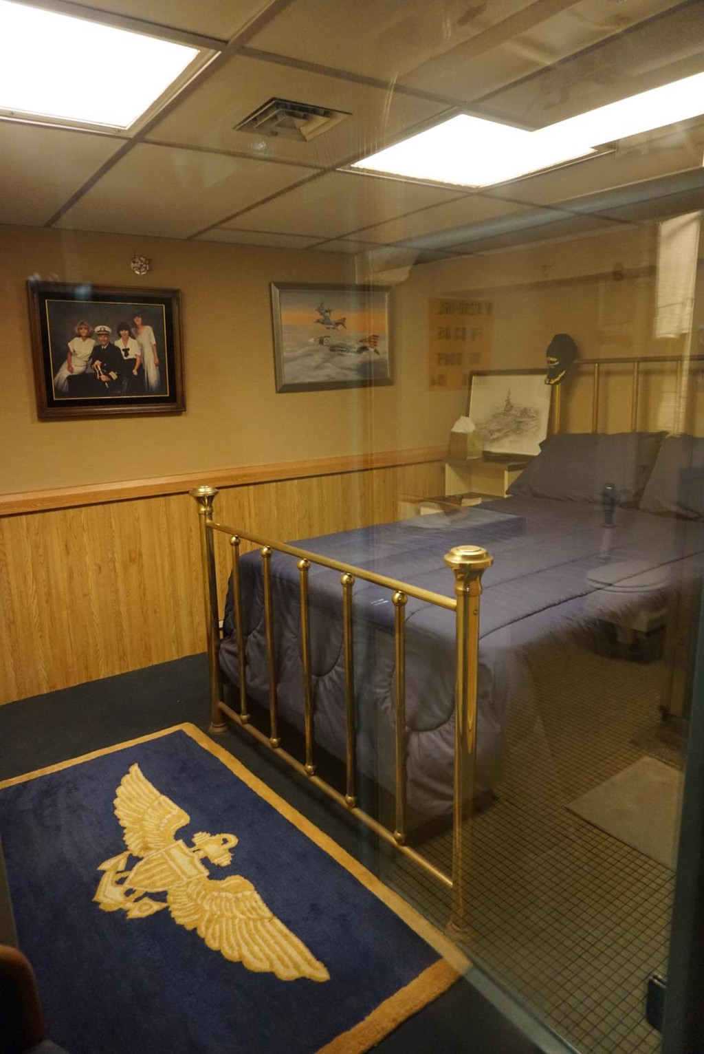 赶紧回到船舱里,继续参观航母内部吧.船长卧室是最别致的房间了.