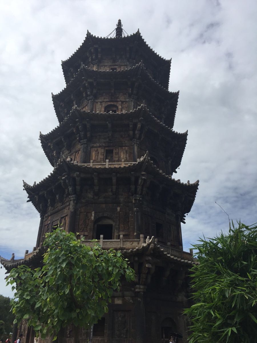 绕着塔走了一圈,只见塔门紧锁,不让人进入参观,塔的每层两旁都有武士、天王、金刚罗汉等浮雕,每个雕像神行兼备。据介绍双塔修建了十年之久才建好,因为当时的主持建塔的高僧都以质量为本,深明盖在城市中心的石塔是佛教信仰的根基。就这样经历了700多年的风雨侵袭,甚至是1604年的八级地震都无法撼动它的坚固,仍然屹立,它是泉州古城独特的标志和象征,也是中国古代石构建筑的魁宝,吸引着自宋至今的无数中外学者和游人前来游览和研究。