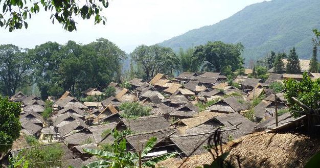 代的佤王管辖这今天班洪地区整个佤族部落。佤族是中国56个民族之一,主要生活在云南南部的深山边缘。佤族人以前最恶劣的习俗莫过于猎人头,在过去的佤族部落都留有人头桩,最多的时候有上百根之多。他们喜欢猎取异族男人的头颅,要求那种长有胡子,脸胖胖白白的。到了1957年政府正式废除了这种猎人头的恶俗。在今天的翁丁你还可以感受到浓浓的佤族生活气息。当客人来了,他们会在寨门口跳着热情的迎宾舞。在村子里到处可以看到挂在树上和寨桩的牛头,还有代表男女图腾的图腾柱。撒拉房、木鼓房这些充满民族特点的房子在村子也是可以看到的。春