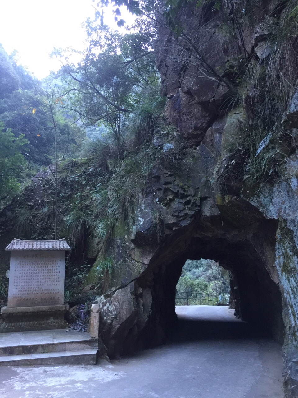 风景名胜的精华景区,面积28平方公里,有峡谷画廊,世外桃源,瀑布大观