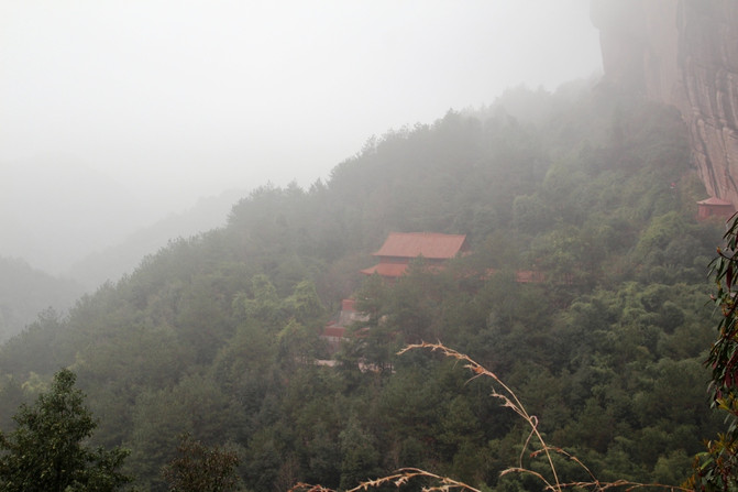 群山密林掩映中的海云寺,仅露出红色的寺顶