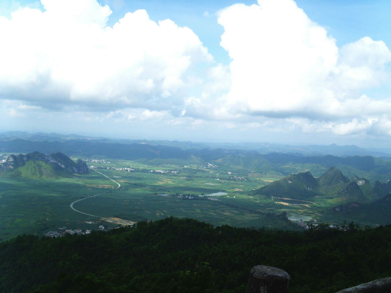 大明山亦称大鸣山,地处广西中部,北回归线从中部穿过.