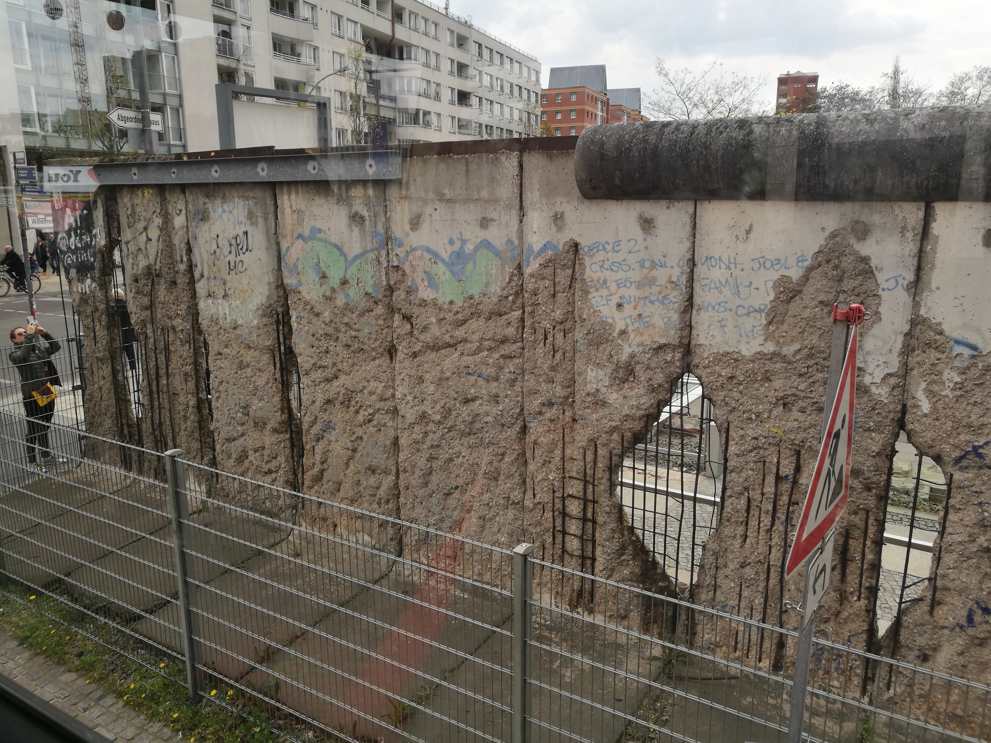 2019柏林墙遗址纪念公园游玩攻略,柏林墙参观的人很多,高墙很.