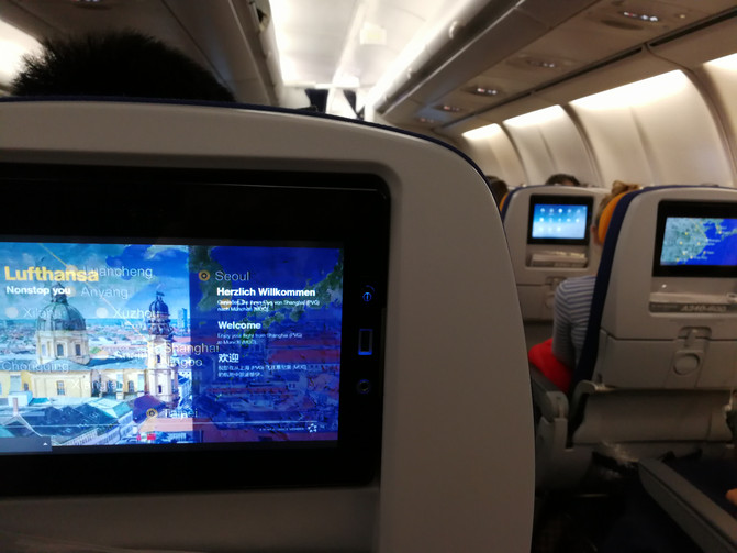 飞慕尼黑是空客a340-600型的,座位分布是2-4-2