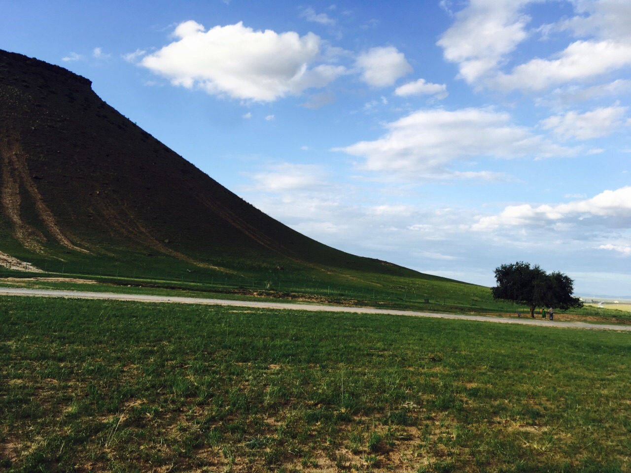 平顶山火山群,爬上山顶俯瞰整个草原,风景秀丽,夏季山顶适合露营,带上