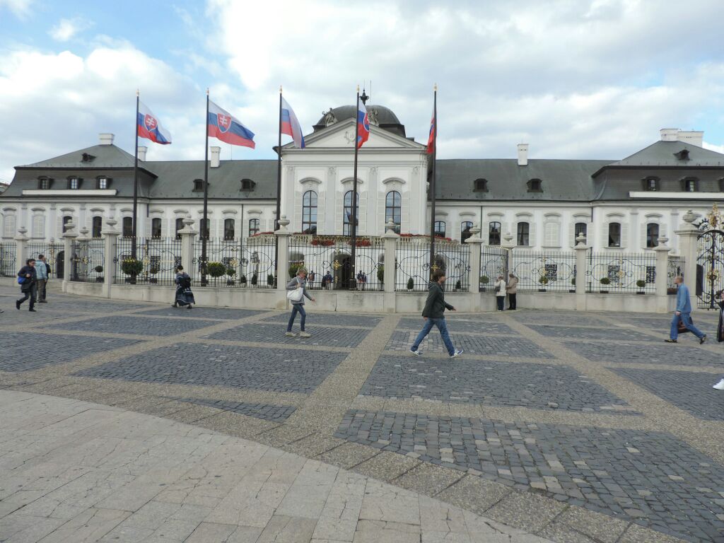 位于斯洛伐克首都布拉迪斯拉发的总统府非常的气派,曾经是格拉苏尔科