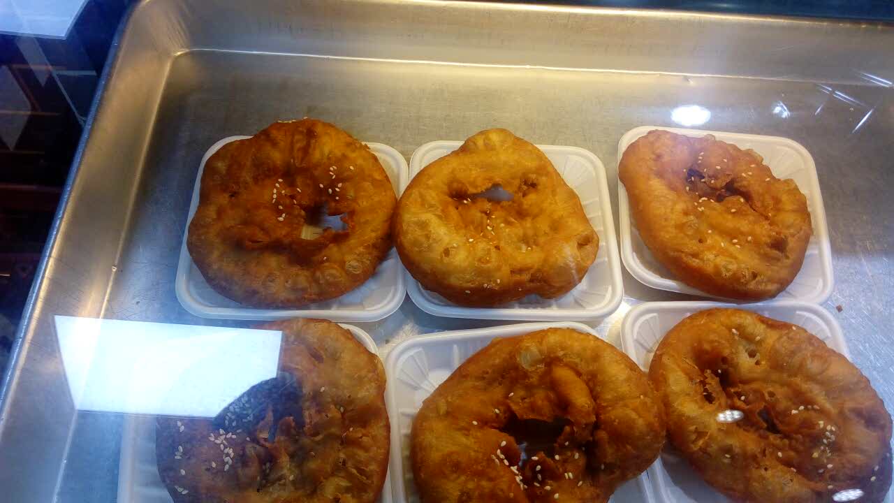 还是那个广州口味,正宗广州拉肠,艇仔粥,油炸鬼,还有那个驰名咸煎饼.