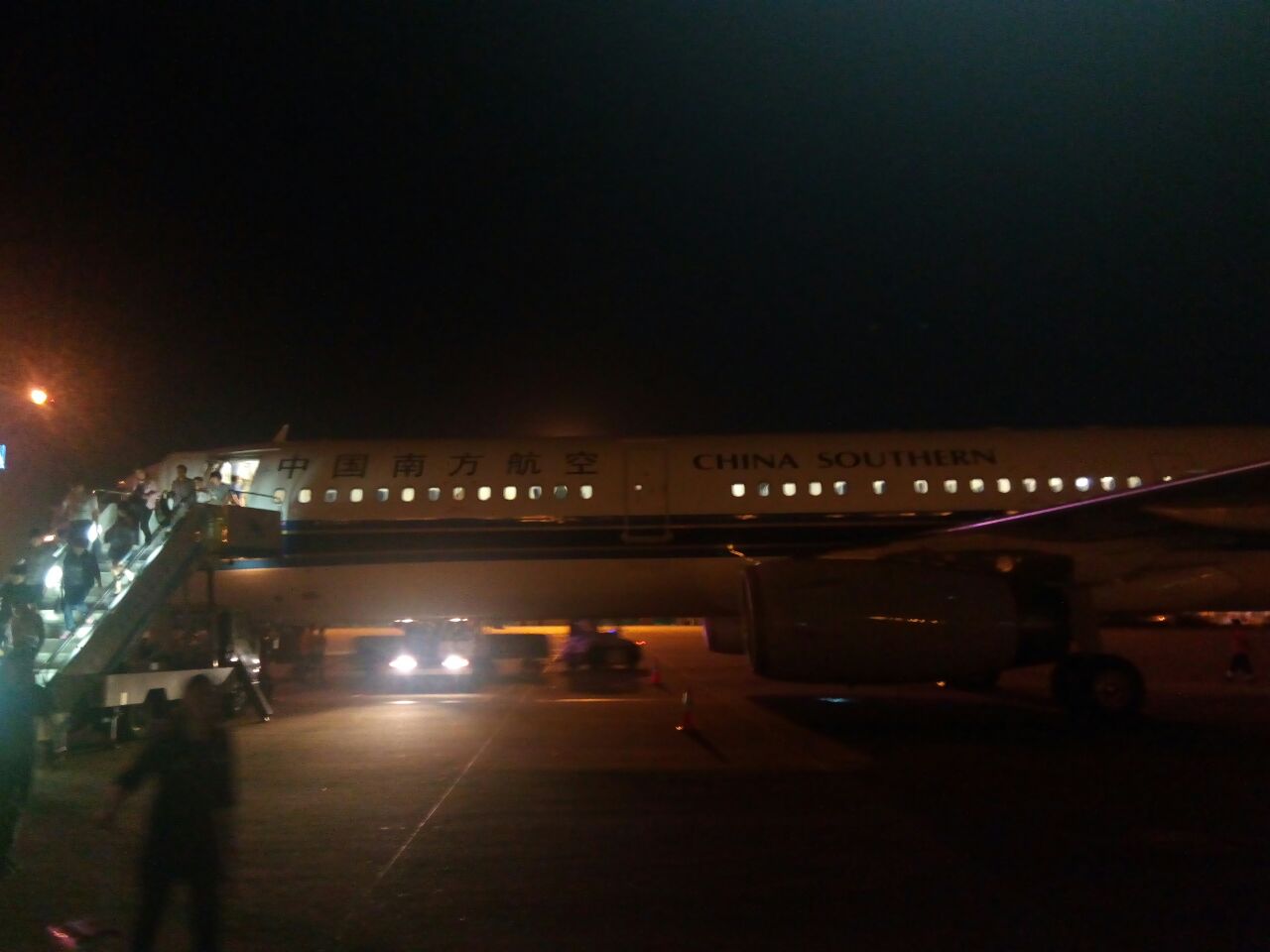 都是灯光,而且是一大片的,下飞机时突然发现深圳机场好大,着陆后开了