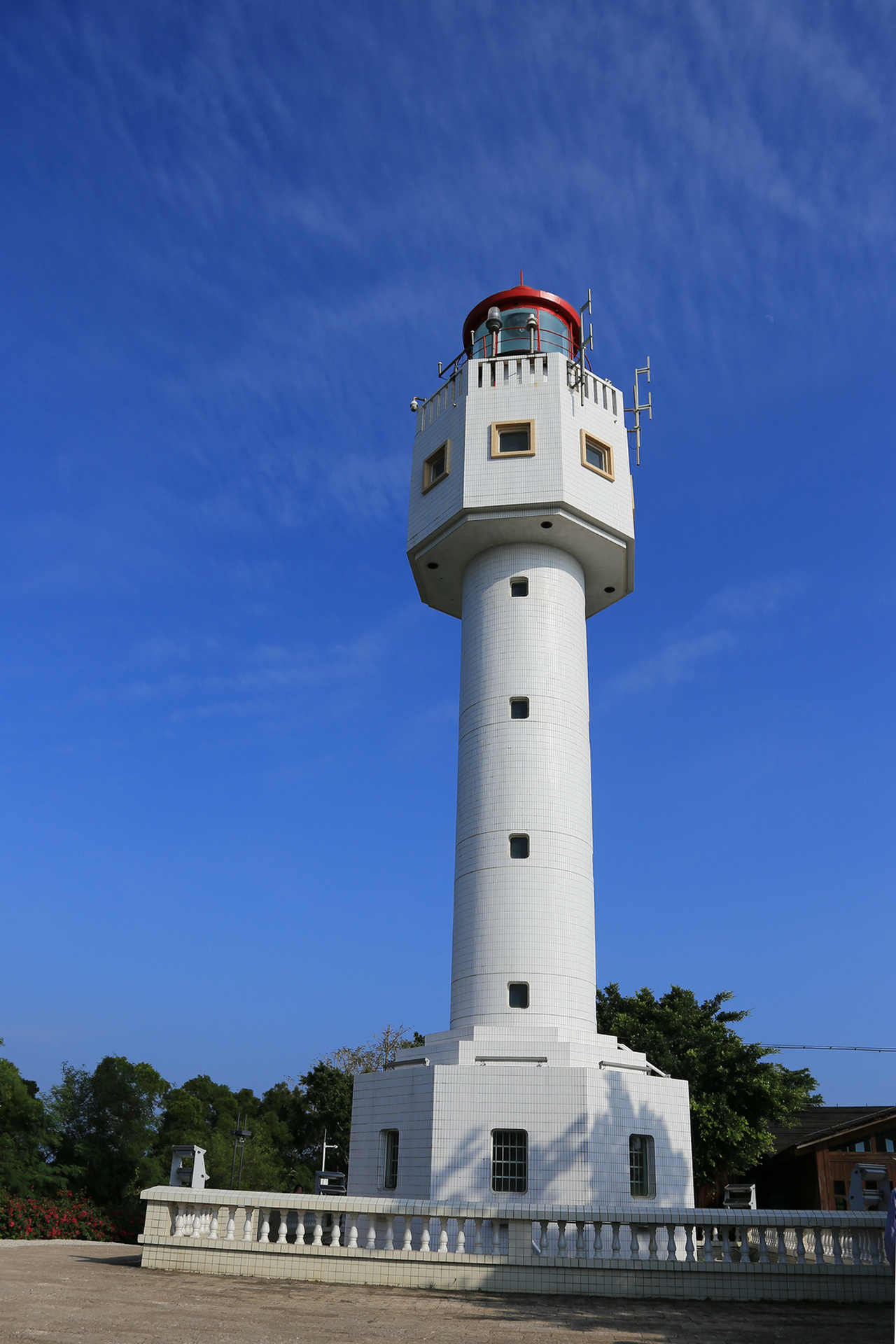 灯塔高度22米,内有旋梯可上了望塔观全岛风景,过了灯塔,往下走一些