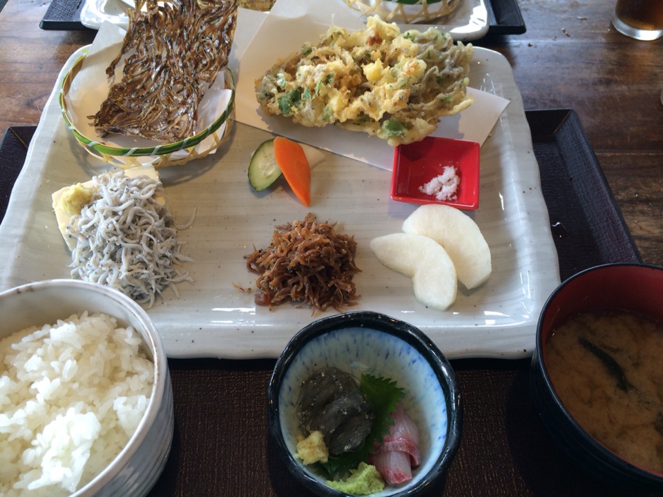 しらす定食がたくさん食べれてオススメです(1700円)