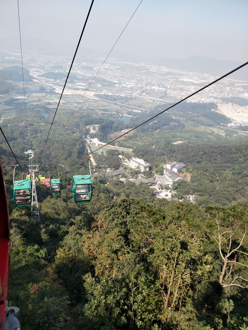 叱石的缆车行程比较短,风景以山景为主,个人建议选择单程下山的,因为