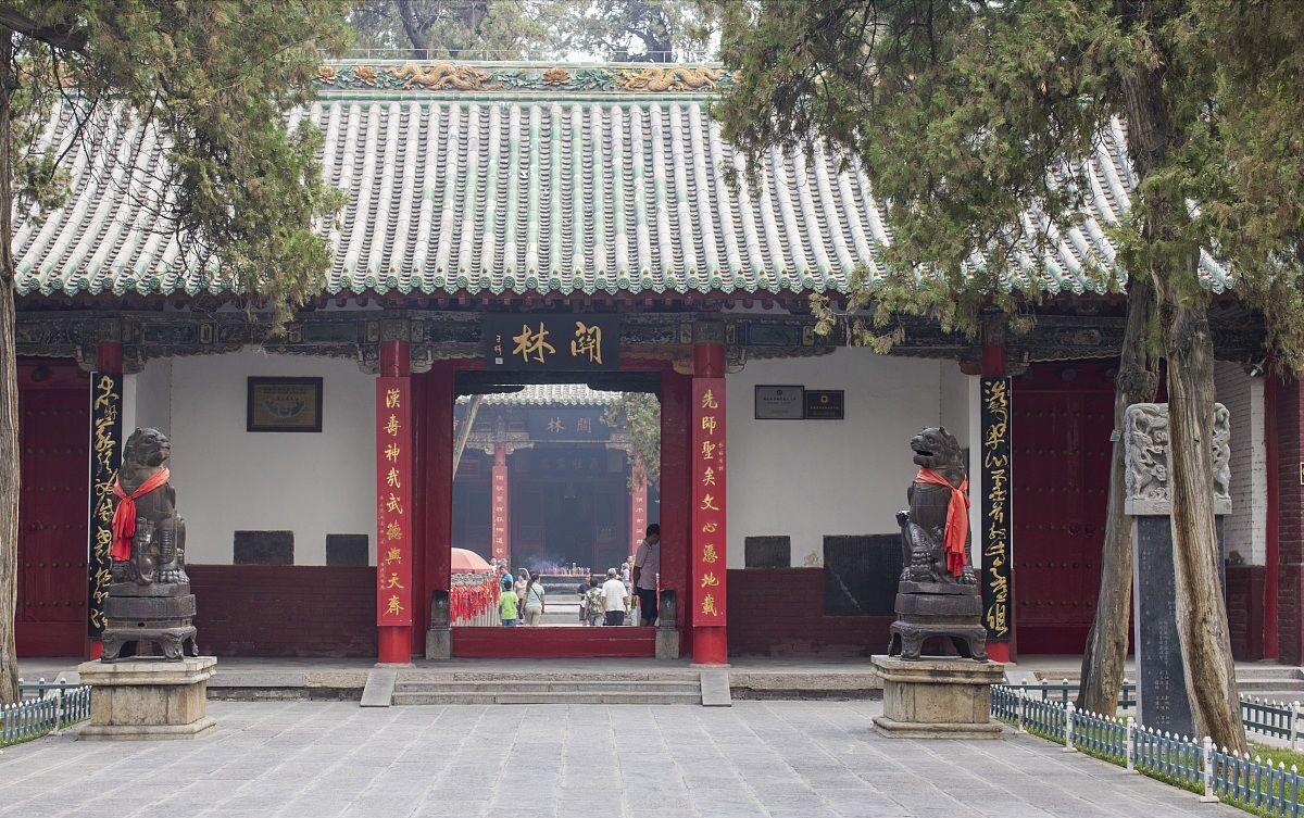 位于洛阳市关林镇,为海内外三大关庙之一,是中国唯一的冢,庙,林三祀