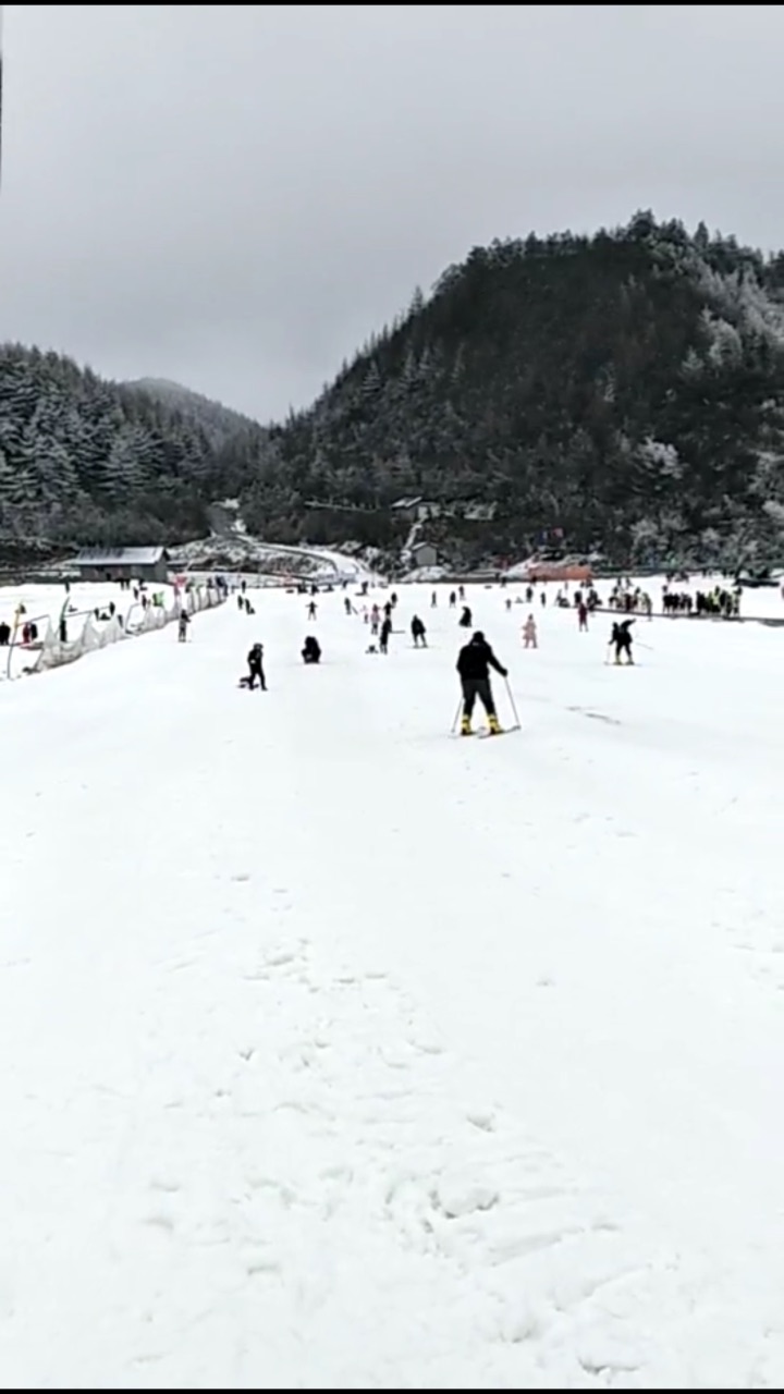 【携程攻略】奉节茅草坝滑雪场景点,一路上山的风景很