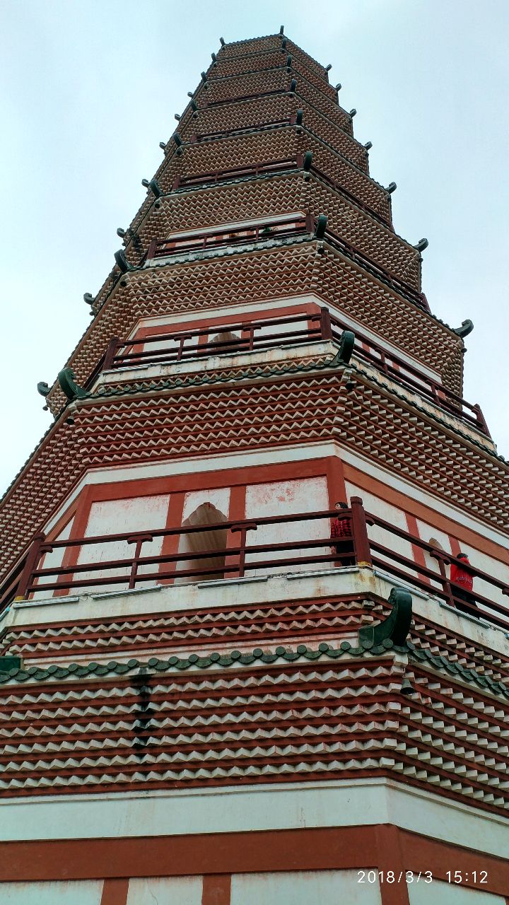 三元塔传闻为明万历年间建成,看现状外观是经修复过的,取个意头,家有