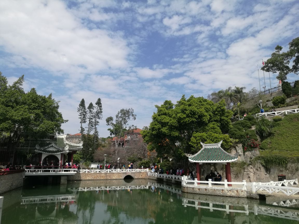 在鼓浪屿南端,有个漂亮的菽庄花园,她是台湾林姓大家族内迁后修建好