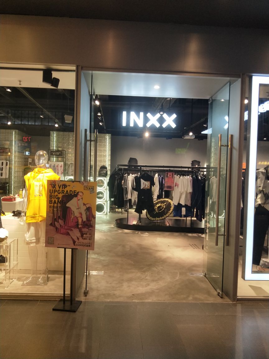 在花城汇这边这个店算是比较喜欢的了,整个店铺的风格都是走嘻哈风