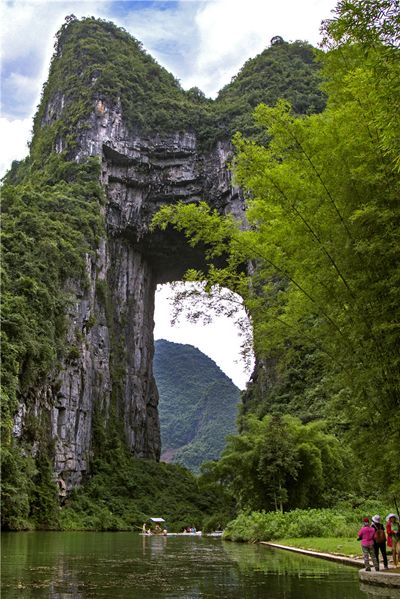 天门山盘古开天刺天门三剑戳成拱弧形剑江穿流碧水滢