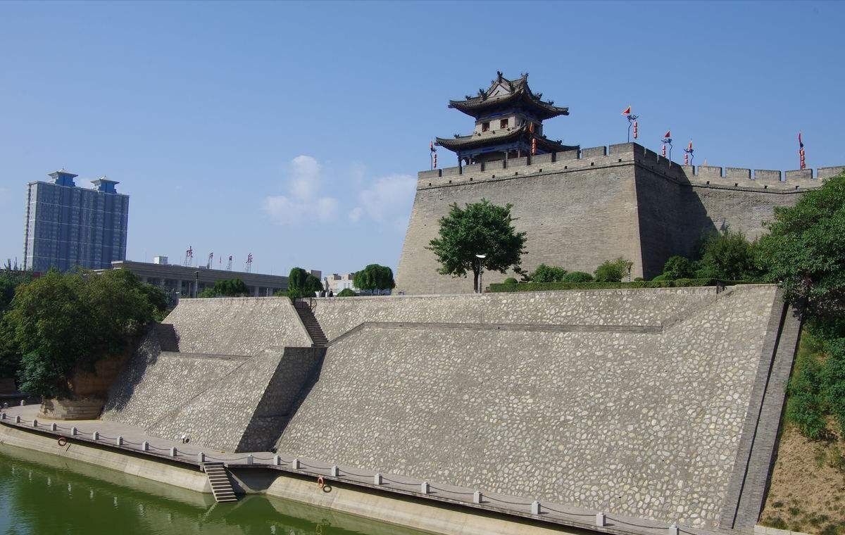 西安城墙,是古都西安的标志性景观,也是我国迄今保存最完整的古城墙。全长约14公里是在唐代皇城的基础上建成的,包括护城河、角楼等一系列设施。 历史背景: 西安城墙又称西安明城墙,现存城墙为明代建筑,全长13.7千米,始建于明太祖洪武三年(1370年),于洪武十一年(1378年)竣工,是在明太祖高筑墙、广积粮、缓称王的政策指导下,在隋、唐皇城的基础上建成的。