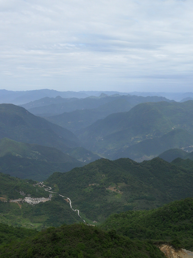 八台观景台上的大巴山山脉