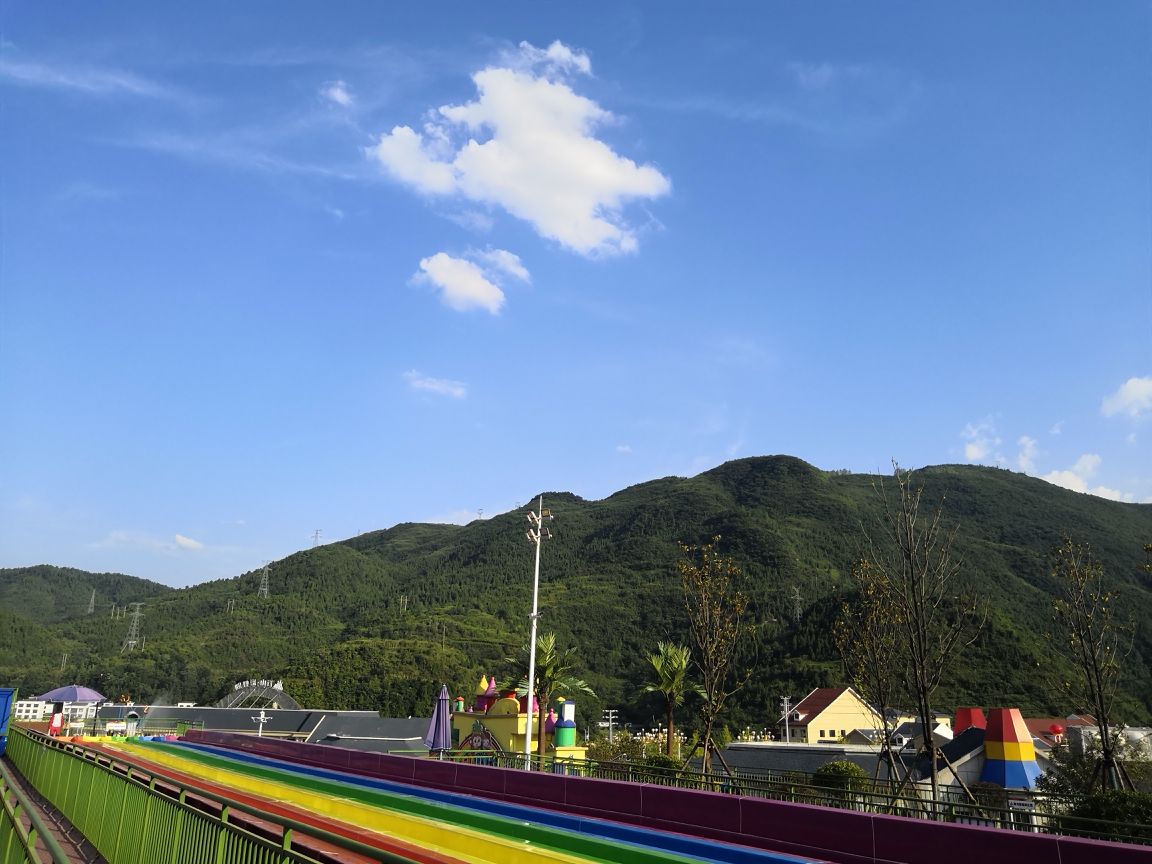 万山彩虹海水上乐园