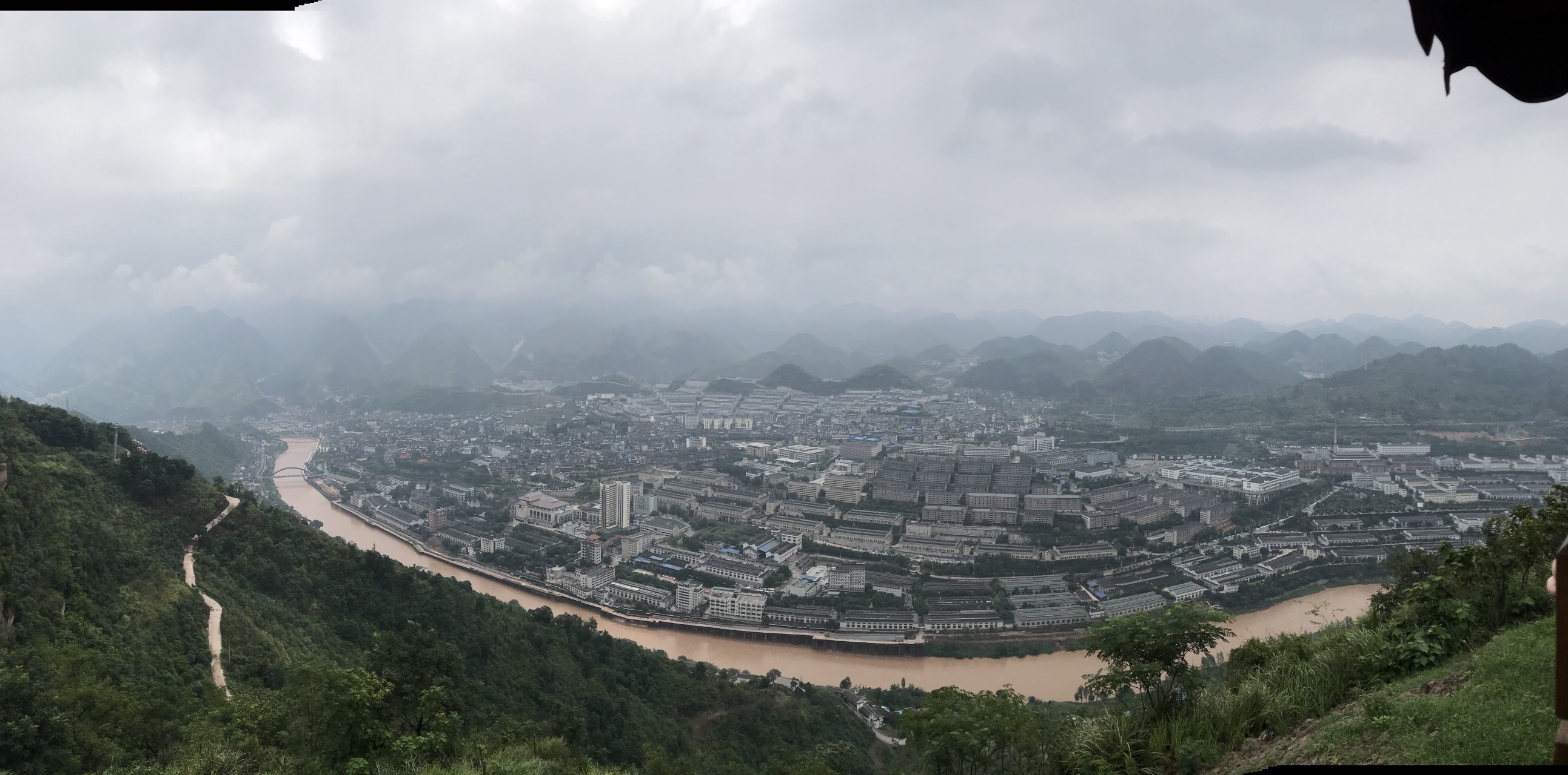 在天酿景区的观景平台上可以看到整个茅台镇的全景,对面就是茅台酒厂