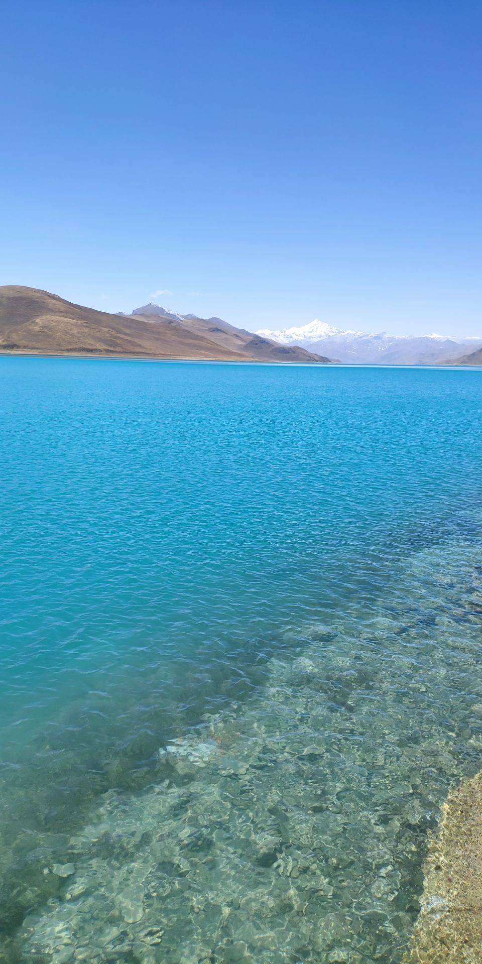羊卓雍措藏语意为"碧玉湖",是西藏三大圣湖之一,像珊瑚枝一般,因此它