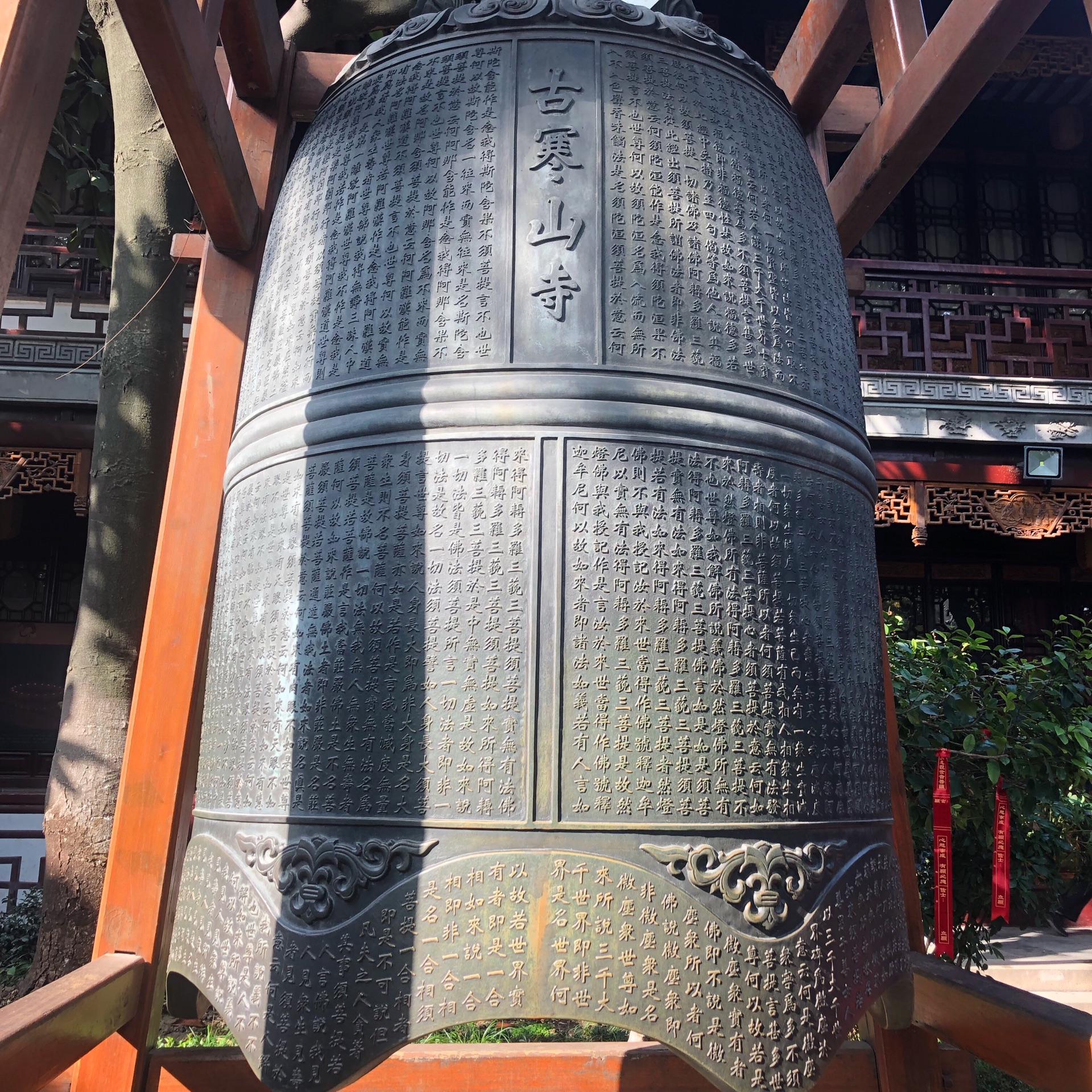 
姑苏城外寒山寺,夜半钟声到客船.