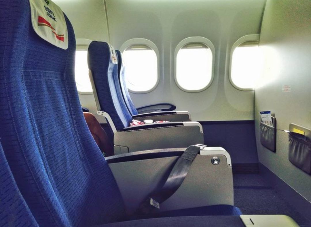 右舷靠窗的因机型大小不同座位字母不同,如空客320系列,波音737系列的