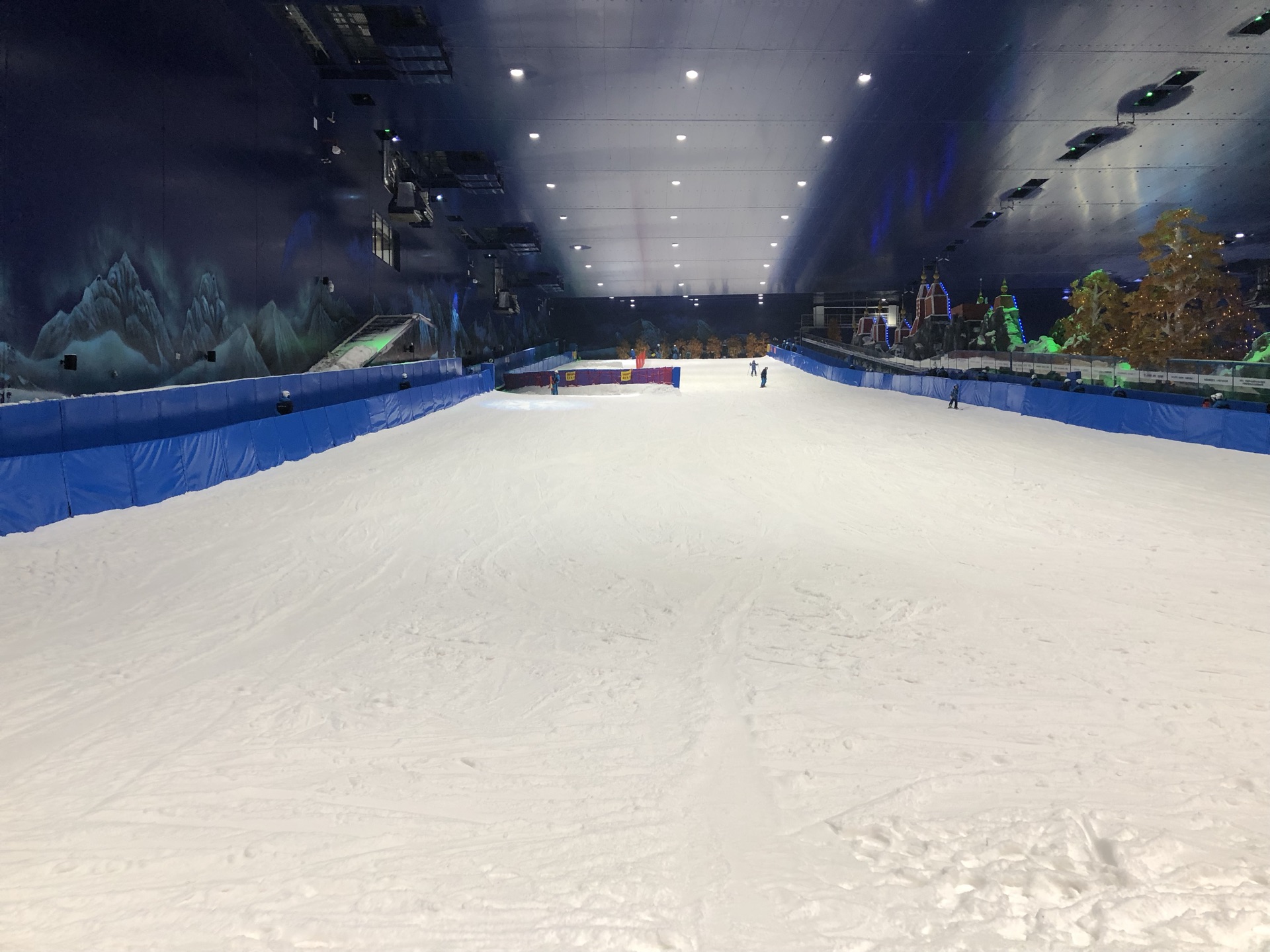 
场内有滑雪场,也有冰上游乐场.